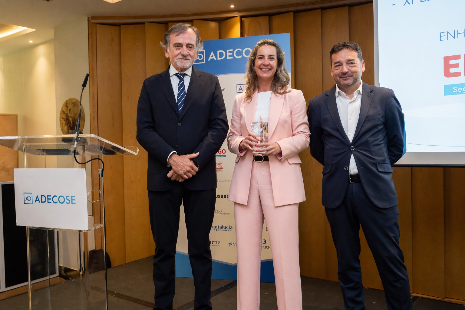 Maria Martinez recibe Estrella Plata Adecose ERGO Seguros de Viaje