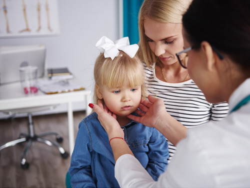 niña con madre y medico