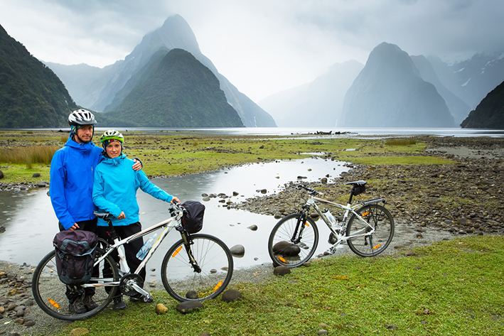 foto ciclistas en Nueva Zelanda con montañas